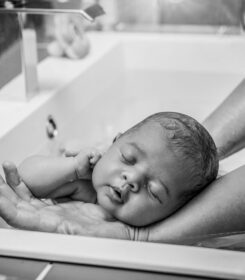 Le premier bain de bébé à la maternité - Blog Mes Premiers Jours