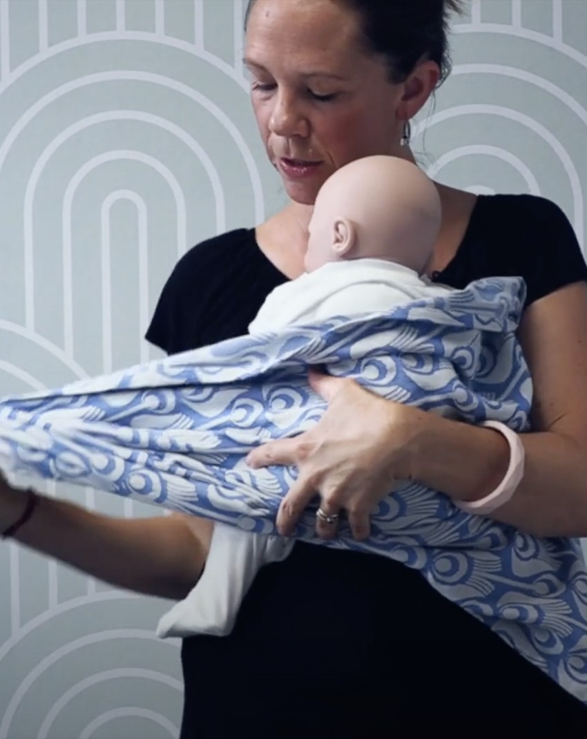 Les essentiels bébé : Comment utiliser une écharpe de portage - MPJ