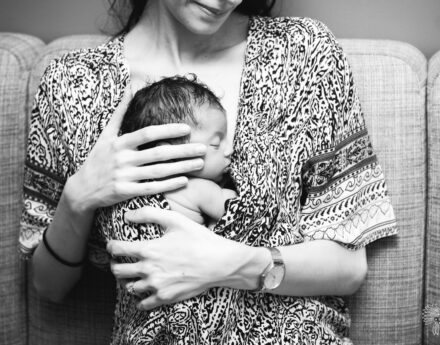 L’importance du peau a peau entre bébé et maman - Mes Premiers Jours